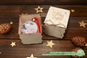 Елочный шар с фото в деревянной подарочной упаковке